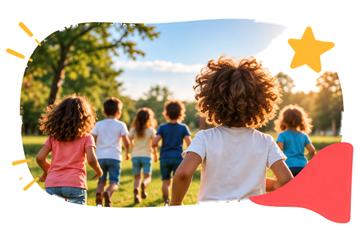 Kinderen rennen samen buiten tijdens een activiteit van Kleine Talenten.